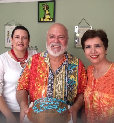 Feliz cumpleaños al gran médico Pio Santos, con su bella esposa y una amiga