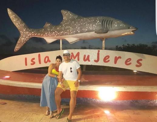 Gabriela y Victor durante uno de sus viajes en Isla Mujeres en México