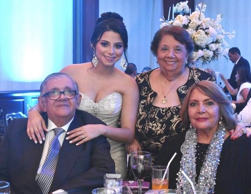 Gaby Machuca DÍaz , el día de su boda con sus tíos Leda, Ilsa y Filiberto DÍaz