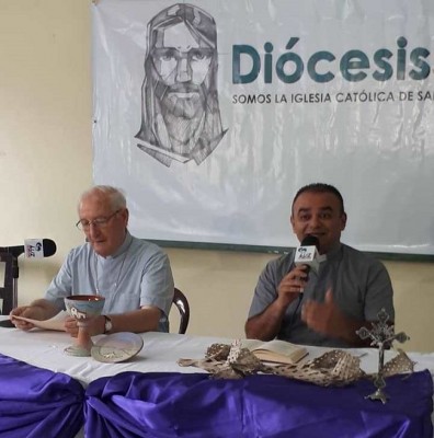 Monseñor Ángel Garchana presentó al padre Luis Estévez como responsable del Centro de Comunicaciones de la Diócesis de San Pedro Sula