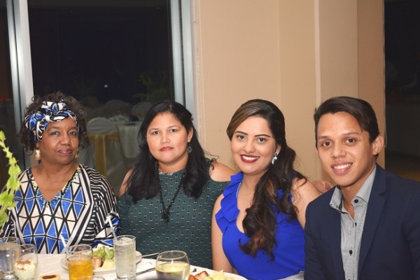 Georgia Ferguson, Blanca Espinoza, Katherine Valle y Jordy Flores