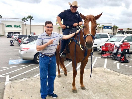 Guillermo Fonseca con un policia de Tejas