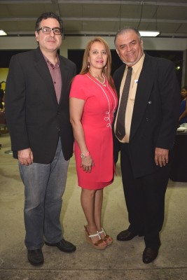 Gustavo Larach, Director de la Alianza Francesa con el escritor Fernando Fernández y su esposa Sandra de Fernández