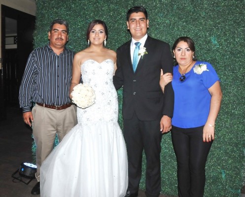 Hayleen y Ariel, acompañado de sus padres, Fernel Pineda y Mirna Toro