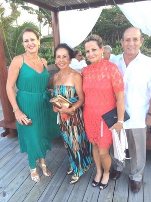 Hortencia, Doña Elsa, Maritza y Agustin Rojas