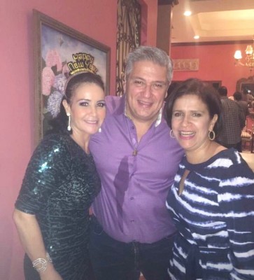 Juan Carlos Sabillón celebrando su cumpleaños con sus mejores amigas