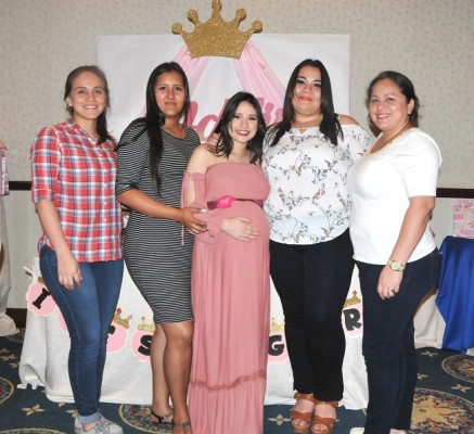 Keylin Colindres, Brenda Luque, Katherine Luque de Moreno, Estephany Luque y Karen Colindres.