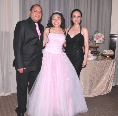 La bella quinceañera, María José, junto a sus padres, Rolando Paguada y Aurora Badía de Paguada