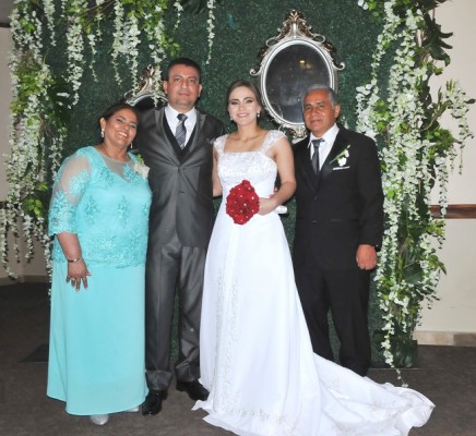 La madre de la novia, Elizabeth Ramos, Emilio Miranda, Keylin Colindres y su padre, Oscar Omar Colindres