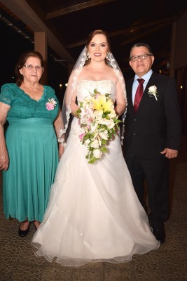 La madre de la novia, María Isabel de Solís, Grace Solís y Harold Solís, su padre.