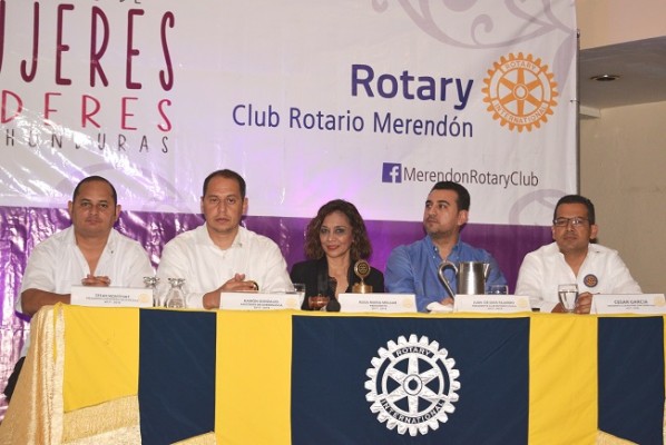 La mesa principal del evento estuvo conformada por los presidentes rotarios