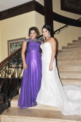 La bella novia, Gabriela Machuca, junto a su madre Marilú Machuca
