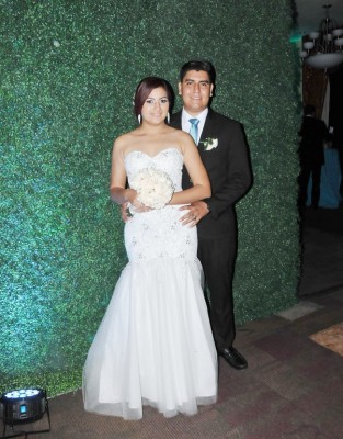 La pareja de enamorados, Hayleen Chávez y Ariel Toro lucieron regios en su noche de bodas.