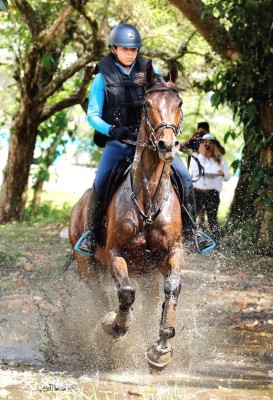 Lara Gabrie en una espectacular imagen con su caballo Sir Royal