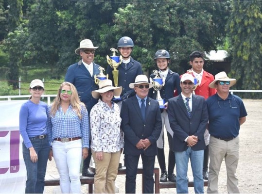 Gonzalo Gamboa, Lara Gabrie, Nadja Rajan, Elmer Murillo, Heikel Dittmann, Carmen Molina, Elena Ceballos, Juan Carlos Nuñez, el Dr. Andre Onofre y  Javier Jeri