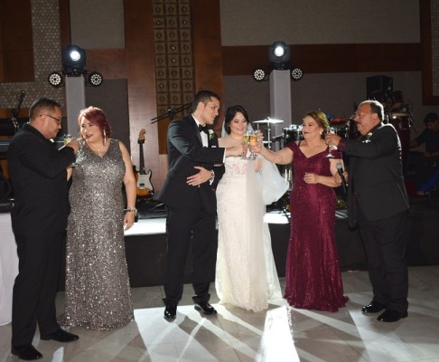 Las familias Martínez y Amaya brindaron por la felicidad de los recien casados, Enan y Dilia