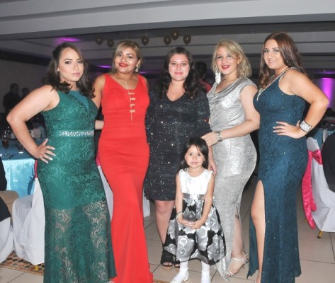 Laura García, Norma Flores, Hazel Flores, Valentina Dávila, Fernanda y Daniela Mestayer