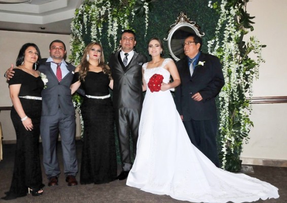 Laura Miranda, Suamy Miranda, Vanesa Miranda, Emilio Miranda, Keylin Colindres y Suamy Miranda, padre del novio.