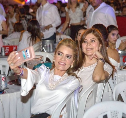 Lindo selfie de mis amigas Lilian Caballero y Gloria Cubas escuchando a Carlos Vives