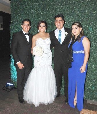 Los novios, Hayleen Chávez y Ariel Toro, junto a sus padrinos de boda, Fernando Méndez y Katherine Dubón
