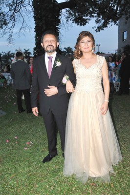 Los padres del novio, Omar Hernández y Lilian Cotto