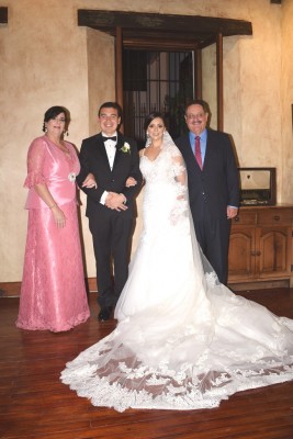 Los padrinos de boda, Edmundo y Rosy Orellana junto a los recién casados, Melvin Ferraro y Marcela Juárez