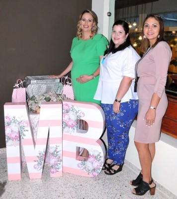 Marcela Cueva, Cristina Ortiz y Gladys de Mendoza.