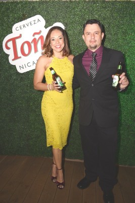 Marcia Pineda y Marlon Rodríguez Gerente General de Vinos y Licores Internacionales, anfitriones en el lanzamiento de Cerveza Toña