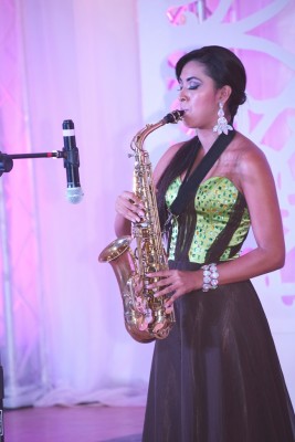 Mary Cruz, fascina a todos al ejecutar su saxofón
