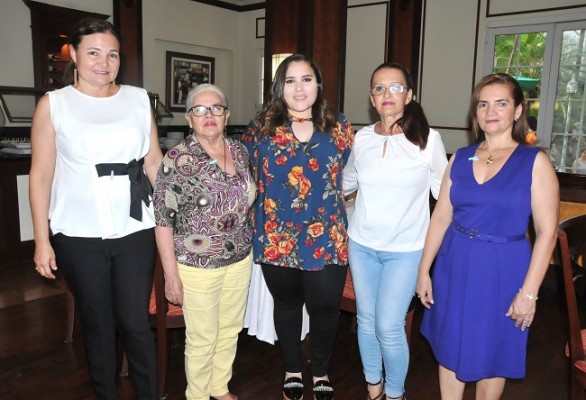 Melania Pineda, Olinda de Chinchilla, Valeria Valle, Nora Appenzzeler y Betty Handal