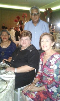 Miriam Gonzáles y Maria Eulalia Ávila con José su hermano y Emily Kattán.