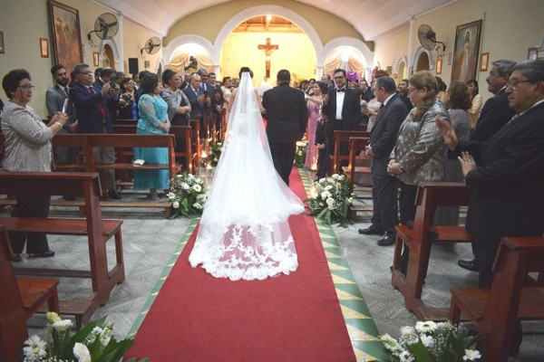 Momento inolvidable en que la novia llegaba al altar del brazo de su padre, Heráclito Juárez