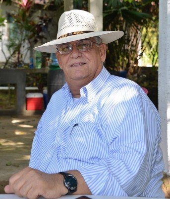 Muy de sombrero Juan Bendeck en Trinidad