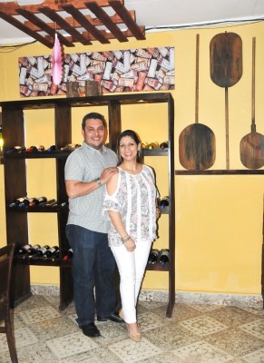 Oscar Lara y su esposa Ericka Arévalo iniciaron Corleone´s Pizza bajo un concepto decorativo único y original elaborado por “Peccorini”,