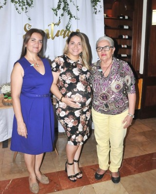 Osiris de Chinchilla junto a su madre, Betty Handal y Olinda Chinchilla, su suegra.