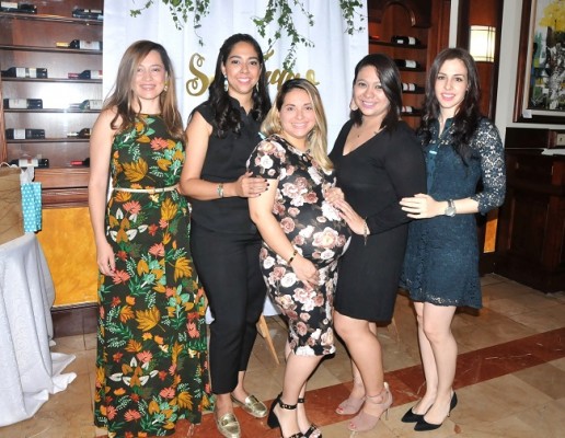 Rubí Serrano, Verónica Funes, Osiris de Chinchilla, Gigi Garrido y Beatriz Aranda, oferentes de la bonita recepción prenatal.