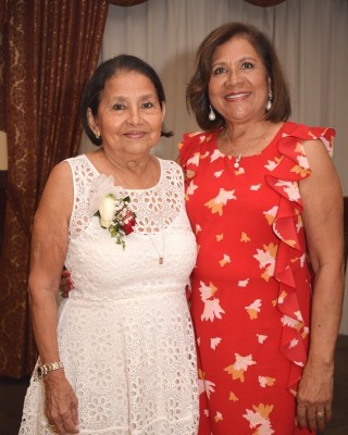 Vilma Karow entregó el reconocimiento especial a Doña Sussie Moya