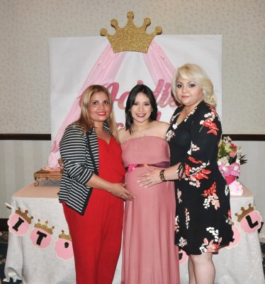 Vivian Luque, junto a su hija, Katherine Luque de Moreno y Addis Moreno, abuela paterna