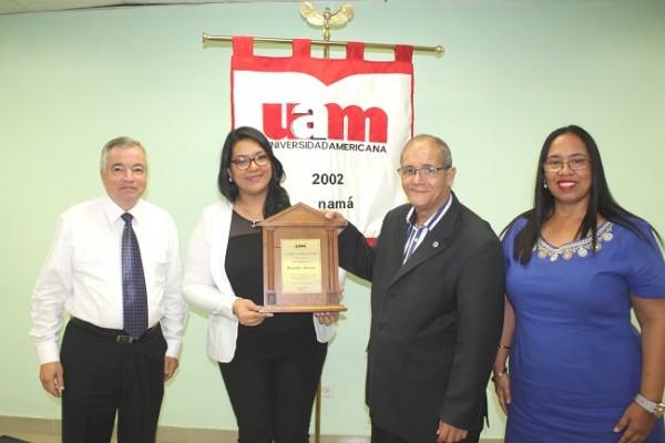 Autoridades Académicas de la Universidad Americana de Panamá reciben una placa de agradecimiento de manos de la Director de la Carrera de Marketing, Lorna Reyes (UTH) por su valioso apoyo en la gira académica realizada Gustavo Quintero (UAM) y Marisol Acosta (UAM)