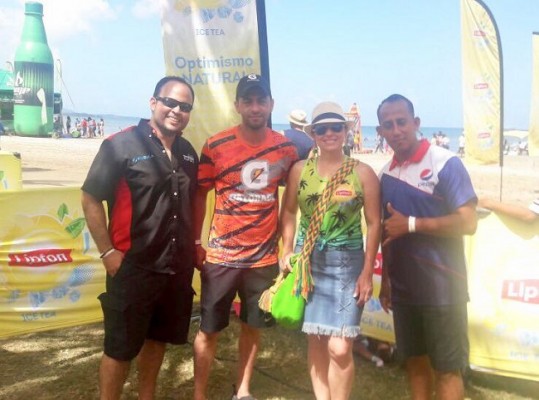 Mario Ramos, Henry López, Melissa Villegas y José León Osorio, ejecutivos de EmSula pendientes de todo detalle en las playas de Puerto Cortes.