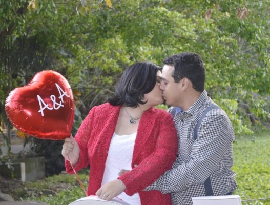 Amalia Zuniga y Alejandro Pineda sellaron su amor con un beso eterno