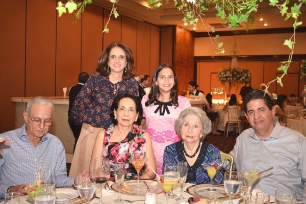 Ana Larach, Emilia de Vega, Siham de Larach, Javier Vega y Siham Larach