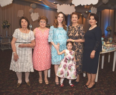 Ana María en una imagen del recuerdo con sus abuelitas y su hijita Monique Larach, que espera con ansías poder jugar con su hermanito Jorge