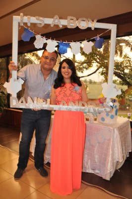 Andrés Gonzales y su esposa, Isis Cerrato de Gonzáles posaron para Chicha y Limón en la celebración del Baby Shower para darle la bienvenida a su bebé