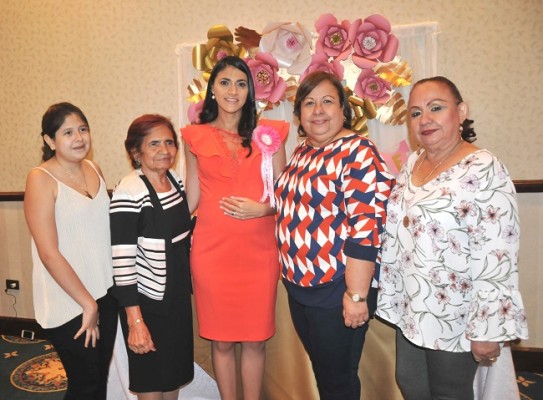 Ashley Delgado, Guadalupe Soto, Jennifer de Carranza, Maribel Carranza y Nora Belinda Carranza