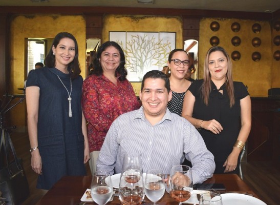 Astrid Carrillo, Brenda Orellana, Michelle Amador, Joseette Ordoñez y Óscar Escoto