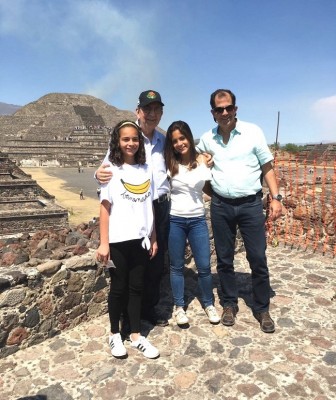 Chico y Javier Francisco Saybe en las piramides de Tetihuacan en México