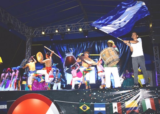 El ballet folklórico y enérgico ritmo musical sacudió el escenario en el Festival Folklórico 2018