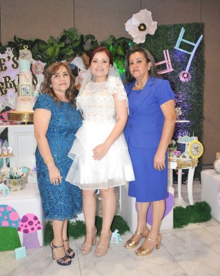 La novia junto a su madre, Isaura de López y su suegra, Gladys de López