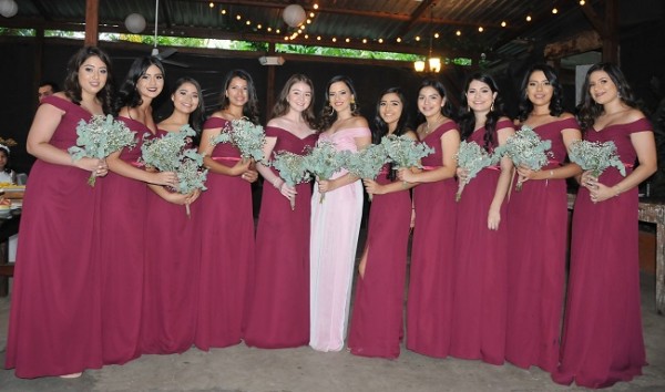 Las damas del cortejo de la novia: Cristy y Alejandra Fernández, Johana Amaya, Fabiola Alcántara, Rocío Muñoz, Andrea Venegas, Sulay Muñoz, Dulce Alcántara, Lorena Fernández, Irene Venegas e Isis Gutiérrez.